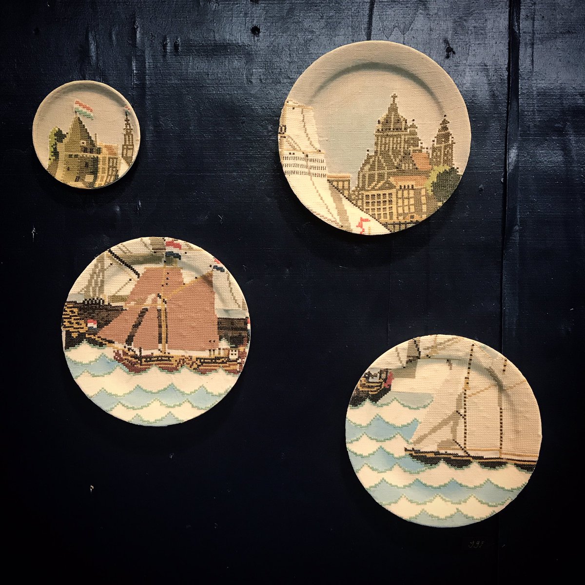 Oma heeft 45 jaar geleden dit borduurwerk gemaakt ter gelegenheid van de eerste #sail     Dit jaar de 10e X @sailamsterdam2020 #xtrawaard #webshop #amsterdam #parade #embroidery #ij #art #schreierstoren #harbour #beaufort #holland