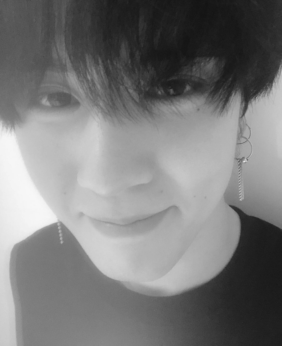iFuck7official's tweet photo. [#CHRIS2] Después de ser trolo y jugar una partida de Parchís, es momento de ir a dormir, pero antes de eso, quería decirles que... I'm (way more) #TallerThanSunrise! Y que deben escucharse este temazo. Le doy las gracias a Sunrise por demostrar que son vocal queens. 🌛❤ https://t.co/Kt2HRzYTX1