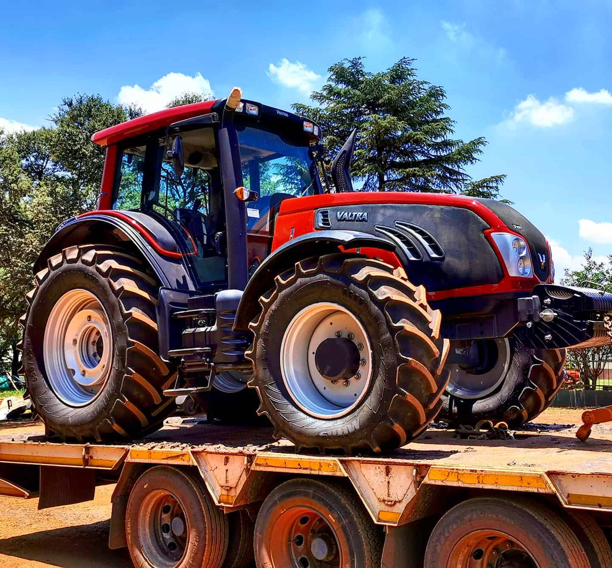 The end of an era. Our very last T193 on its way. 20 years of unrivaled #Valtra reliability.

#valtrac #southafrica #farmers #farming #farmersa
