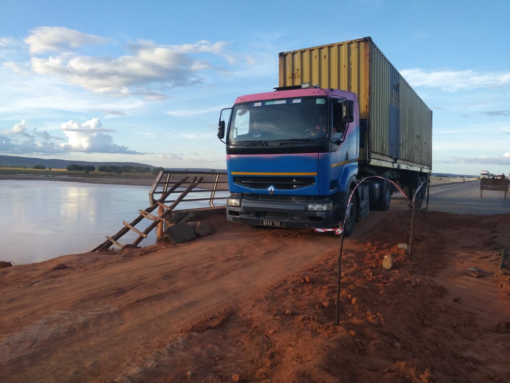 HRahaingo's tweet photo. #MATP RN6 - La circulation sur la route nationale 6 au PK 30+400 au niveau du pont de Mahajamba est réouverte à tous les véhicules, légers et poids lourds, depuis ce samedi 01 février 2020. https://t.co/Jjpx0RwB6l