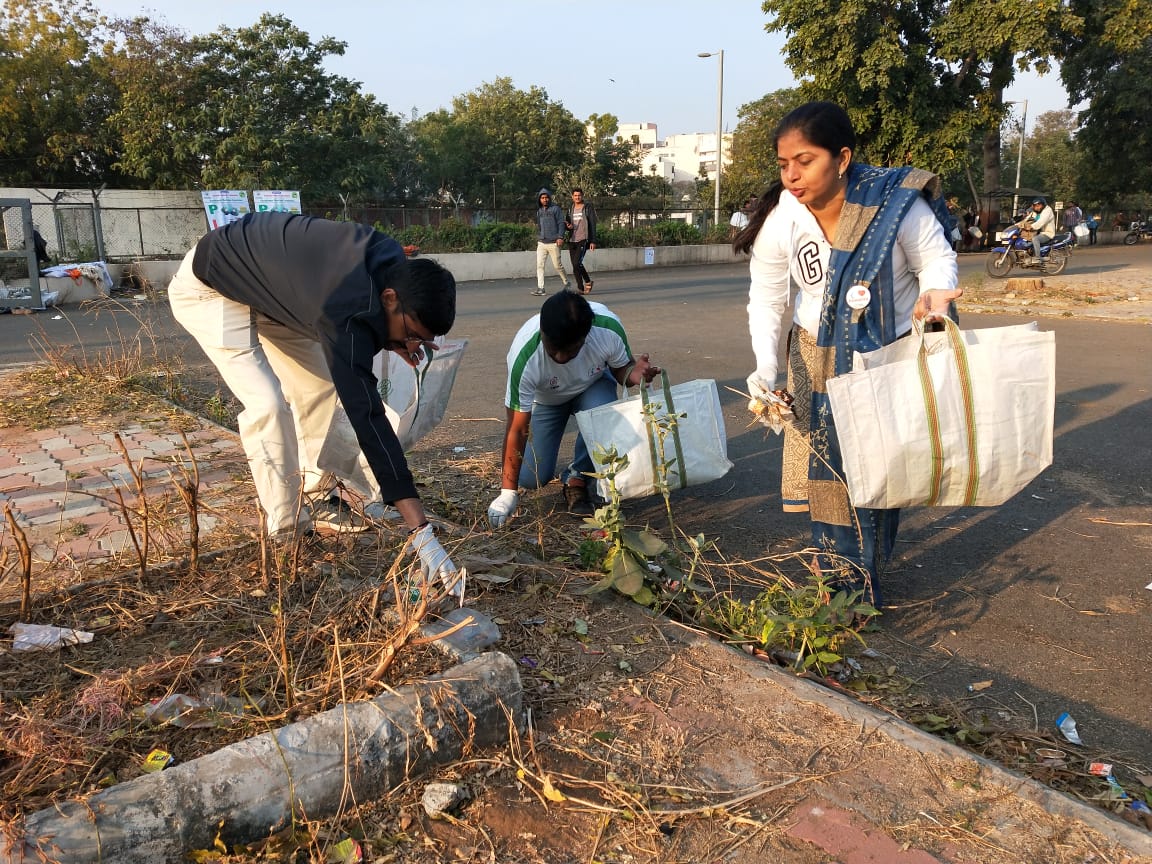 IndiaIsPlogging's tweet photo. Mayor of the city #Gandhinagar Shrimati @mayorritapatel
#CLOGGing in Town Hall Parking Area with 50 GMC personnel
#IndiaIsPlogging
#PcanV
#chal #CLOGG @ADevvrat @AmitShahOffice @vijayrupanibjp
@SwachhBharatGov
@MyCleanIndia
@DyMunicipal
@GandhinagarMC
@lifesuccesspath https://t.co/cOzlmQvvwq