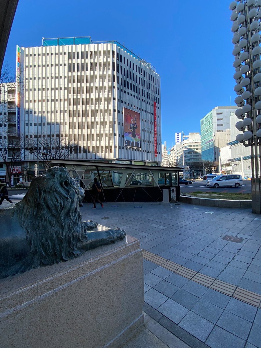 sptmkoho's tweet photo. ❣️セプテム看板撮影スポット❣️

名古屋市栄スカイルビルにセプテムの看板があります。その近くにある名古屋栄三越の外にあるライ��ンの像が看板を眺めているように見える!?撮影スポットです♪

#栄交差点 #セプテムプロダクツ #SPTM https://t.co/1SHthXcKys