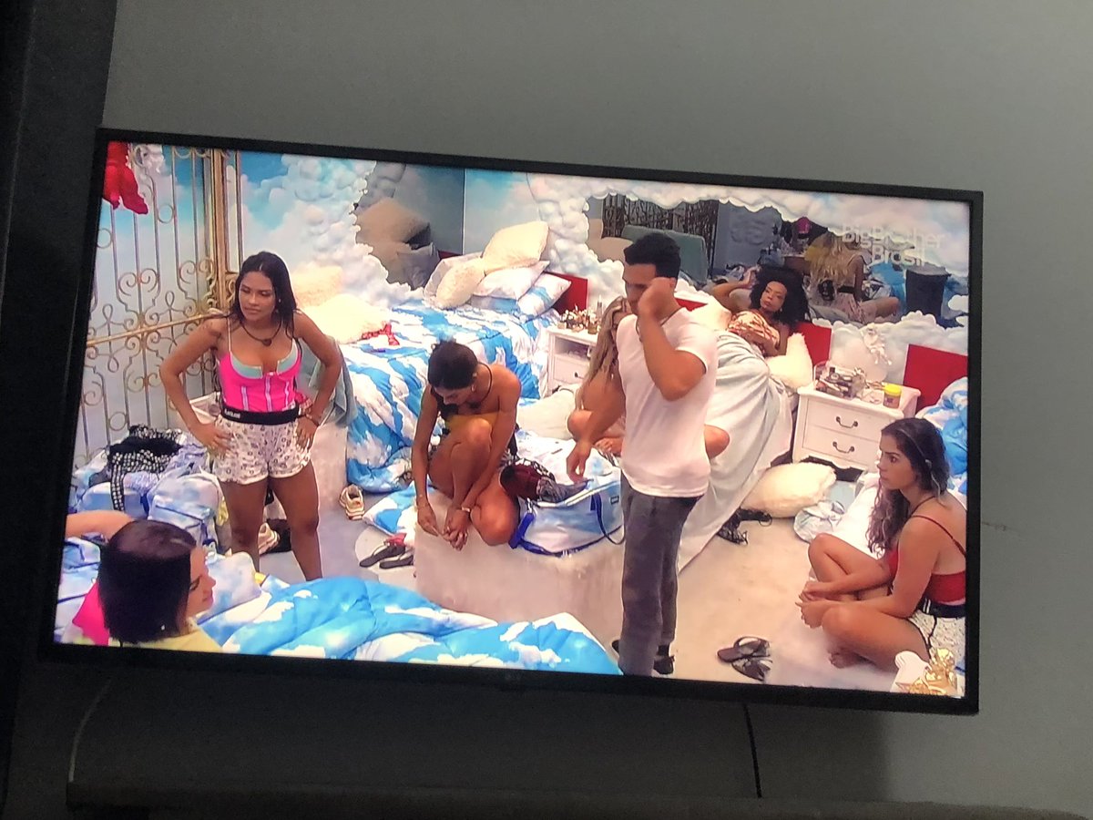 Itspedrito's tweet photo. Advinha quem tá no meio das meninas fingindo que não sabia DE NADA e tirando o seu da reta? Ele mesmo: PETRIX

O Petrix é bem mais perigoso do que o Hadson

ELIMINEM O PETRIX PRIMEIRO

Lá dentro ninguém ainda sabe o quão podre ele é
#BBB20 https://t.co/cQmWmVlgmk