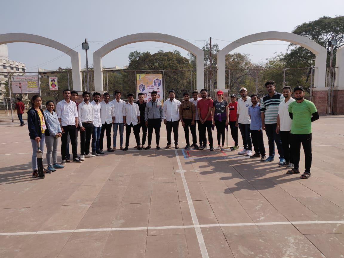 Abhishekspat99's tweet photo. शहरातील एम.जे.कॉलेज येथे बॉक्स क्रिकेट स्पर्धेचं उदघाटन करण्याची संधी लाभली. तसेच एमजे कॉलेज व आयएमआर कॉलेज क्रिकेट टीम दरम्यान रंगलेला क्रिकेट सामना ही पाहण्याचं भाग्य लाभलं. 

#BoxCricketTournament
#MJCollege

#AbhishekPatilNCP
#AbhishekPatilJalgaon
#NCPJalgaonMahanagar https://t.co/Yjs8rEuZ6V