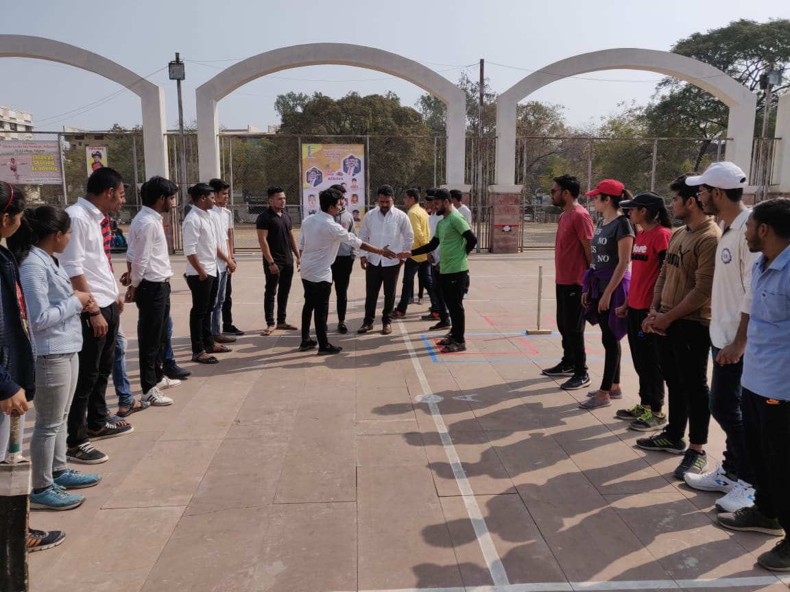 Abhishekspat99's tweet photo. शहरातील एम.जे.कॉलेज येथे बॉक्स क्रिकेट स्पर्धेचं उदघाटन करण्याची संधी लाभली. तसेच एमजे कॉलेज व आयएमआर कॉलेज क्रिकेट टीम दरम्यान रंगलेला क्रिकेट सामना ही पाहण्याचं भाग्य लाभलं. 

#BoxCricketTournament
#MJCollege

#AbhishekPatilNCP
#AbhishekPatilJalgaon
#NCPJalgaonMahanagar https://t.co/Yjs8rEuZ6V