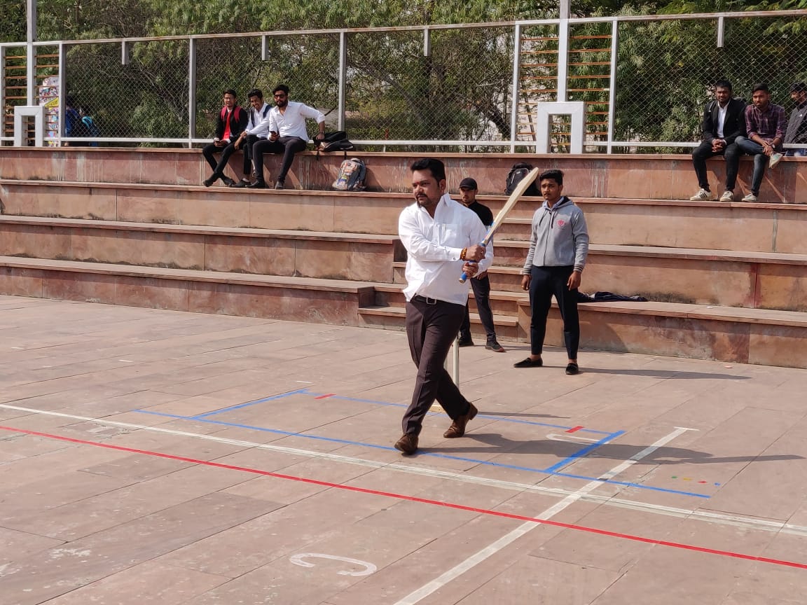 Abhishekspat99's tweet photo. शहरातील एम.जे.कॉलेज येथे बॉक्स क्रिकेट स्पर्धेचं उदघाटन करण्याची संधी लाभली. तसेच एमजे कॉलेज व आयएमआर कॉलेज क्रिकेट टीम दरम्यान रंगलेला क्रिकेट सामना ही पाहण्याचं भाग्य लाभलं. 

#BoxCricketTournament
#MJCollege

#AbhishekPatilNCP
#AbhishekPatilJalgaon
#NCPJalgaonMahanagar https://t.co/Yjs8rEuZ6V