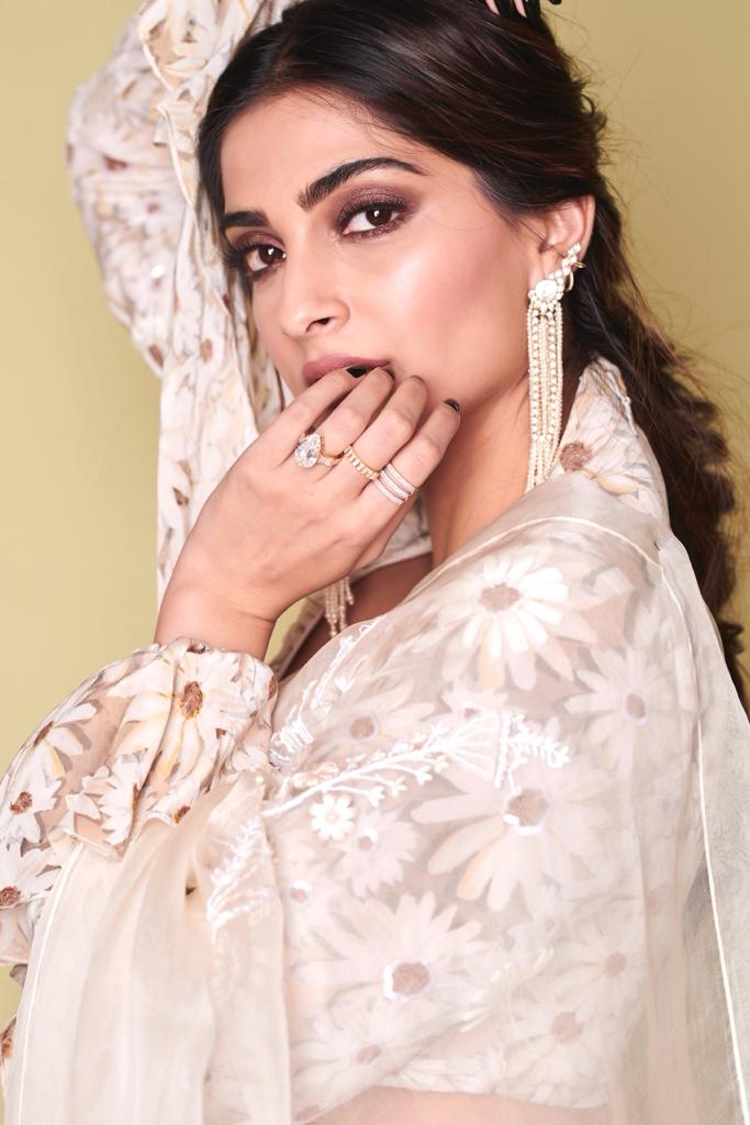 sonamakapoor's tweet photo. A whimsical array of florals 🌼 
@filmfare #AmazonFilmfareAwards
Sari:  @MasabaG x @RheaKapoor 
Earrings: @Birdhichand  
Rings: @DiamantinaFJ @MaheshNotandass  
HMU: @soninamrata  
Styling: @RheaKapoor 
Team: #manishamelwani #sanyakapoor #vani2790
Photographer: #thehouseofpixels https://t.co/g6YD5xseOY