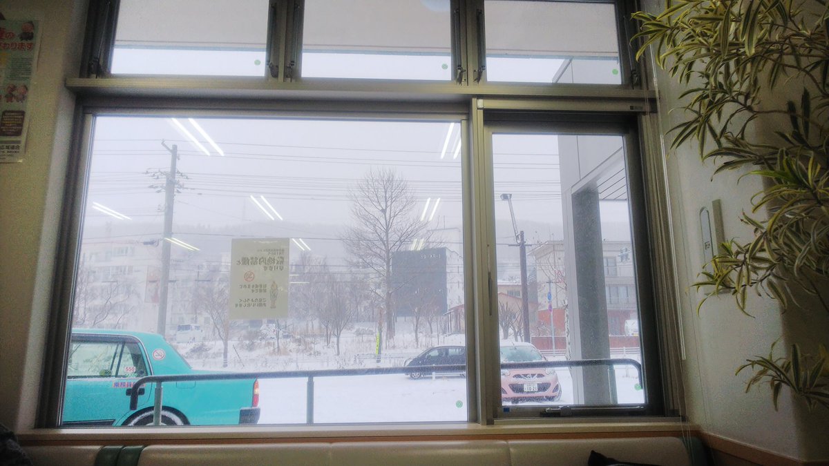 窓の外は雪、雪が降ってるぅー