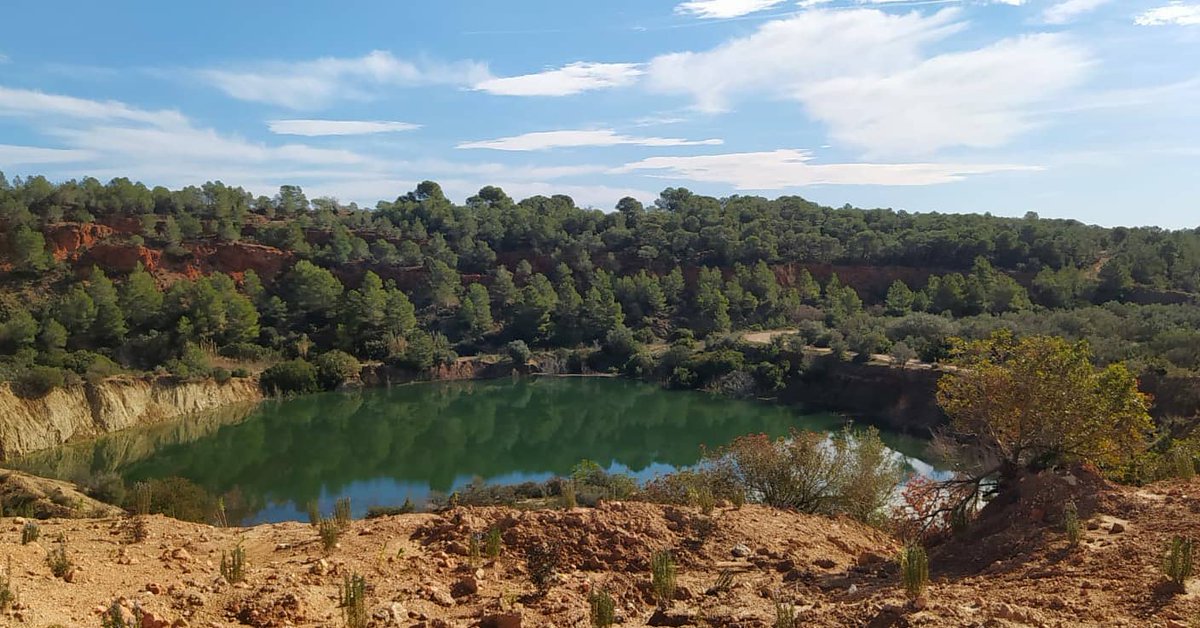juntsxcampredo's tweet photo. Ahir va ser el Dia Mundial de les zones humides, per això es van organitzar unes jornades als espais naturals de #Campredó amb una passejada i recollida de deixalles i finalment xerrades i tallers sobre restauració d'espais miners i biodiversitat.
#argilers #somdeCampredó https://t.co/2KT5ZtZwCU