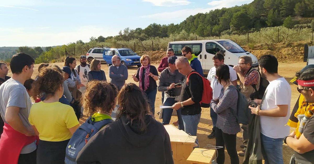 juntsxcampredo's tweet photo. Ahir va ser el Dia Mundial de les zones humides, per això es van organitzar unes jornades als espais naturals de #Campredó amb una passejada i recollida de deixalles i finalment xerrades i tallers sobre restauració d'espais miners i biodiversitat.
#argilers #somdeCampredó https://t.co/2KT5ZtZwCU