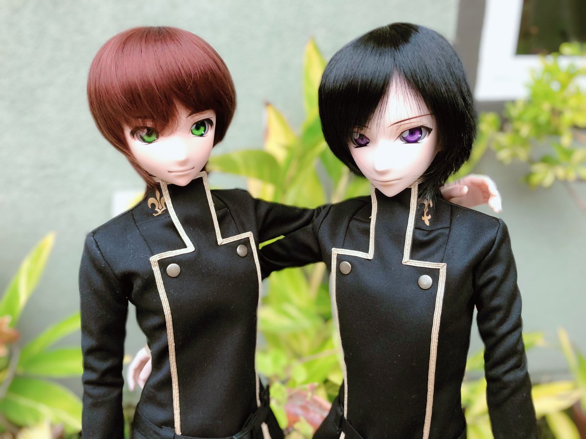 A closer shot of the dolls. Same pose and background.