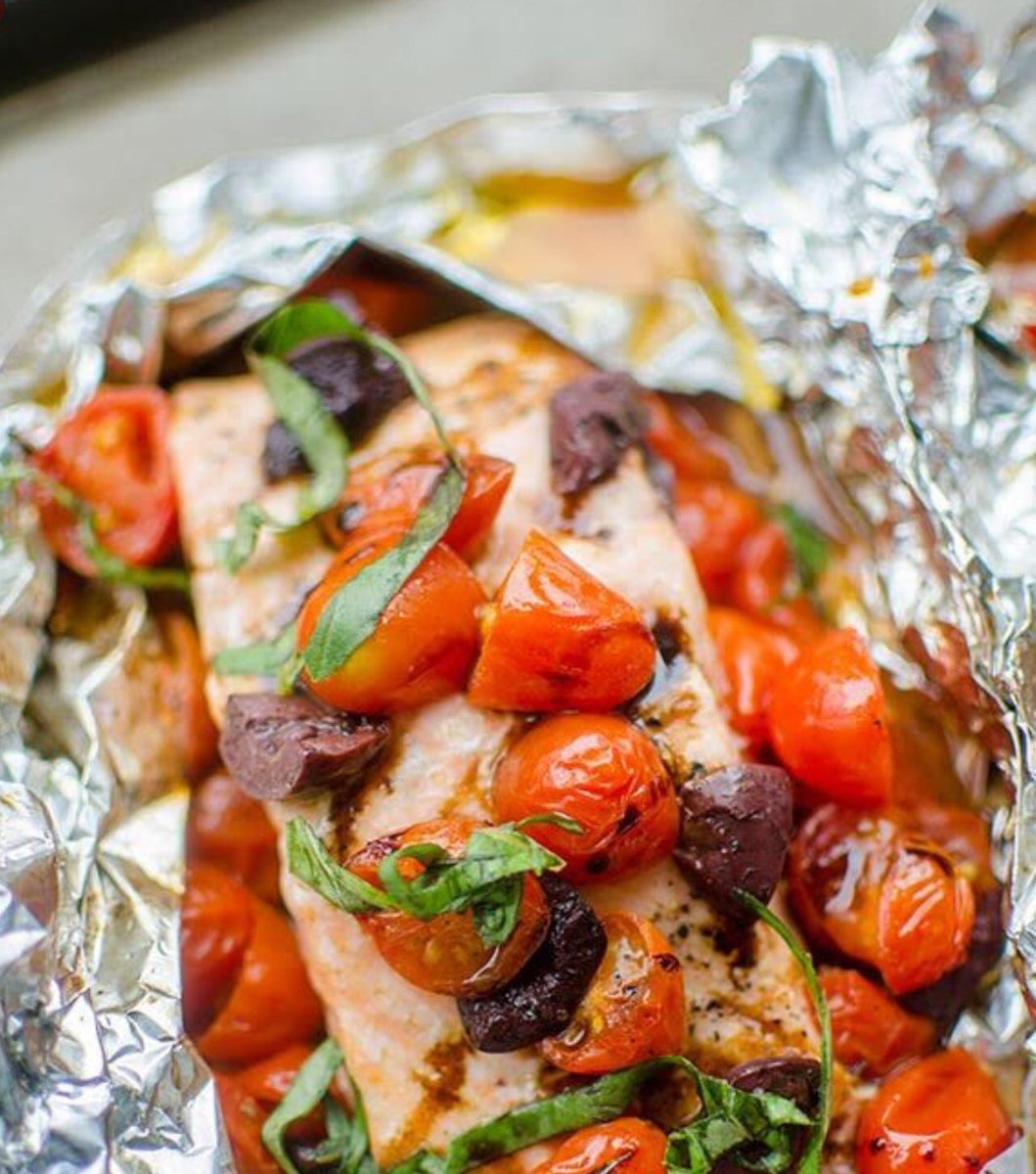 LOVING this 10-minute barbecued salmon in foil, perfect for sharing with friends. RECIPE: buff.ly/2WiGPr5 #ad #foodloversunite @LoblawsON