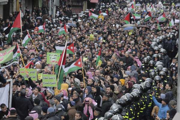 CurlinMuganhu's tweet photo. How many #AntiUSProtests did we see in January 2020 alone?
Dehli,Karachi,Tehran,Baghdad, Amman,Toronto,Seoul now Gaza.
Its embarassing that some of our own still can't see that the bouncers they are running to,instead of helping,they'll exploit our situation for their own ends https://t.co/P4Ch77cHD3