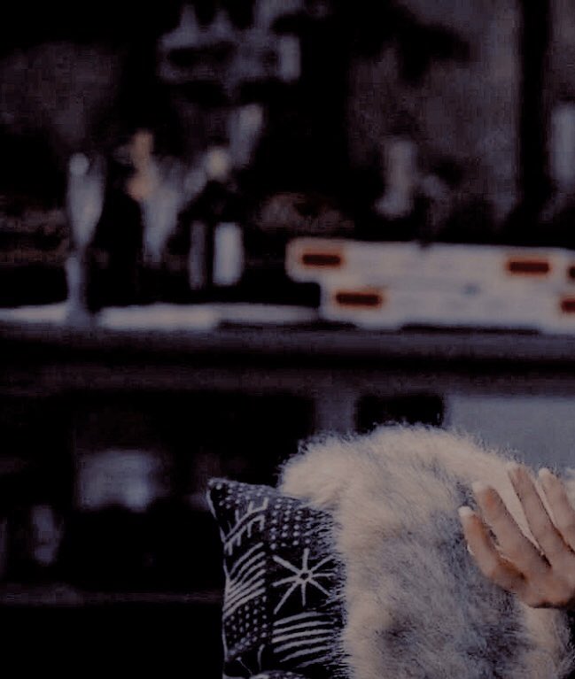 makeitreddd's tweet image. ╱
       𝑗𝑜𝑠𝑖𝑒 𝑣 𝑒 𝑛 𝑛.

❛ 𝑡𝑒𝑙𝑙 𝑚𝑒
 
     ——𝑤ℎ𝑜 𝑠ℎ𝑜𝑢𝑙𝑑 𝑖 𝑏𝑒  𝒕 𝒐 𝒅 𝒂 𝒚 ? ❜ 

       conwoman .  cunning . coiled
                     pretty little liar
           a modern au of @pythiiia 
                       ╱ ᵇʸ #ℤιllα