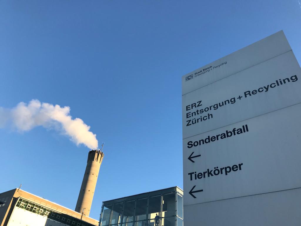 jeudis_ch's tweet photo. Les Jeudis allègent leur empreinte carbone ! 💨
C'était vendredi soir à l'usine de traitement des déchets de Hagenholz ♻️☑😊
#jeudis #francophones #jeudisfrancophones #Zürich #visite #traitement #déchets #découverte #empreinte #carbone #bientrier #bienclasser #cestchouette https://t.co/ZhSeYMHBYt