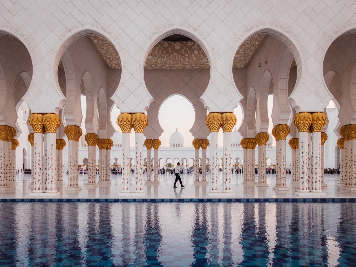 Visit the world’s largest mosque, Sheikh Zayed Grand Mosque, is an architectural master piece and is a MUST for your next trip to Abu Dhabi.

#guiddoo #guiddooworld #travel #tourism #landscape #abudhabi #UAE #grandmosque #mosque