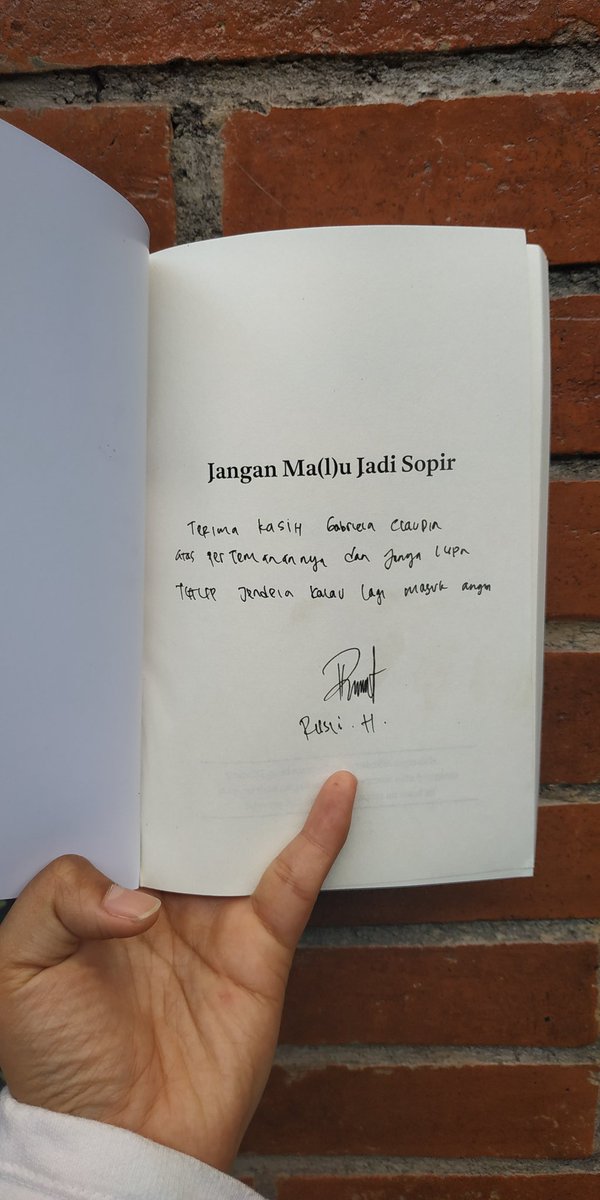 Daaan dapat buku cerita pengalaman Mas Rusli selama mbawa rombongan keliling kota yang katanya romantis tapi UMR nya menyakitkan 😭 😂