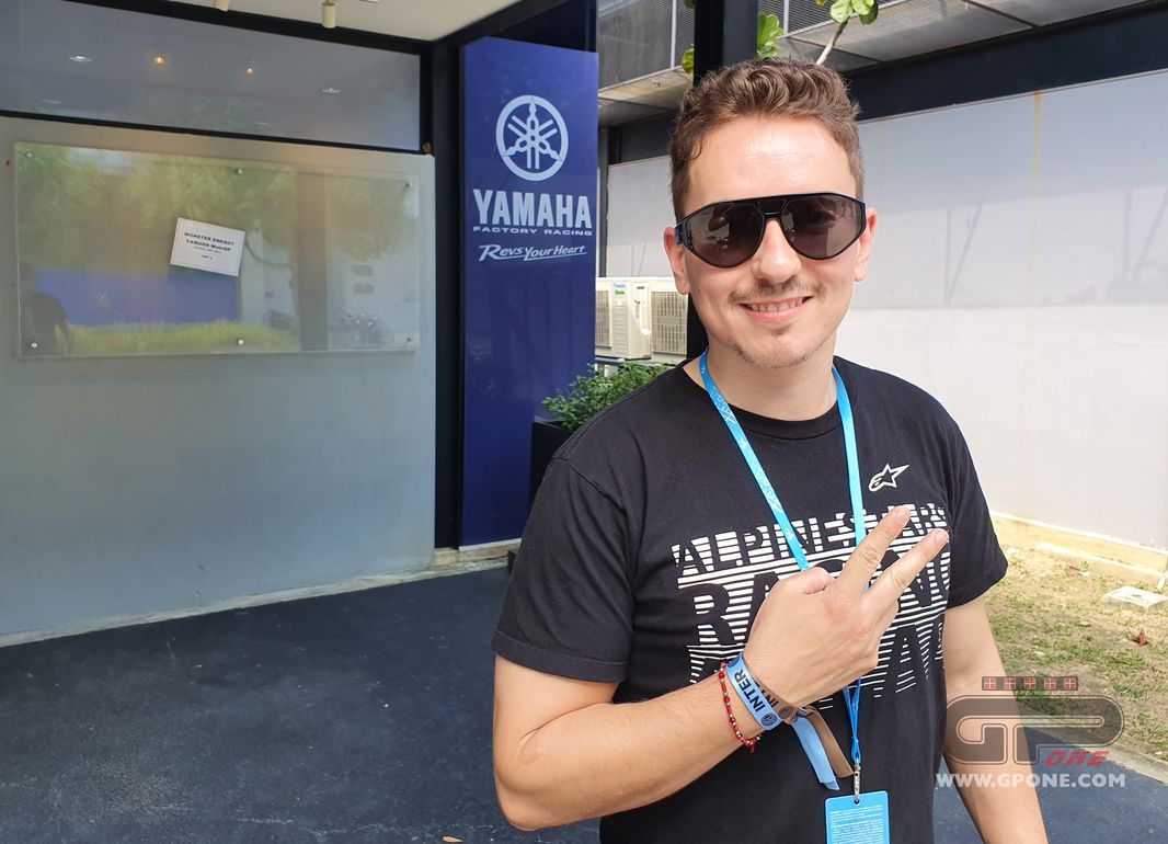 Un volto conosciuto si aggira nel paddock di Sepang... 🤔Presto una sorpresa per voi! 😎💪