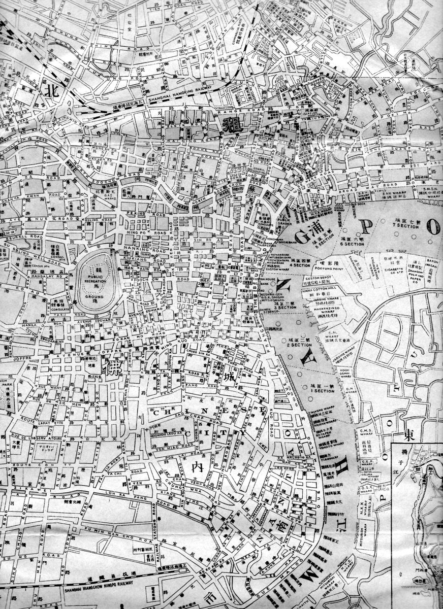 Mitsuhiro Iwata 05年に復刻印刷された1932老上海の租界地図が自宅にあります あまり詳細な地図 ではありませんが 人民公園が競馬場になっていたり 城内が記されてます 古地図すきです