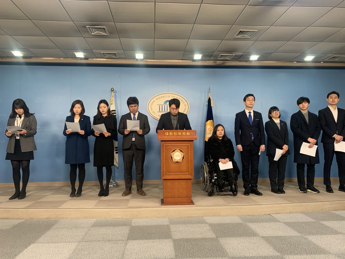 [국민을 닮은 국회를 만들기 위해선 특단의 대책이 필요하다]

20대 국회 실패로 국민의 정치 피로도가 높다.
결국 세대교체를 통한 정치 혁신이 필요하다.
이는 국민의 요구다.

*전문보기 : facebook.com/30797100939458…

-더불어민주당 전국청년당, 전국대학생위원회-