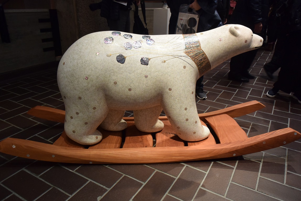 galleryyukomori's tweet photo. 【200201 作品紹介②時田早苗(漆芸)@藝大卒展】
今回の藝大卒展で気になった作品のご紹介♫時田早苗【舞々】でっかい作品全面になんと卵殻貼り!!https://t.co/xgVJZCabn1 #藝大卒展 #芸大卒展 #藝大 #時田早苗 #漆芸 #卵殻貼 #卵殻貼り #geidai #tokitasanae #sanaetokita #eggshell #eggshellart https://t.co/CXsbWM1wTU