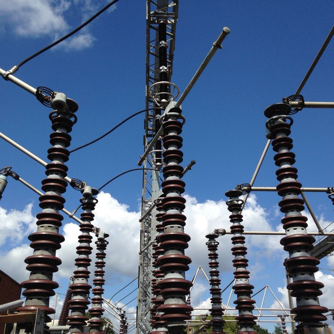 EngineerLondon's tweet image. People often ask “do you have a BIG SWITCH?” Actually we have several 👍 This 400kV disconnector in Surrey can carry 4000 amperes and is capable of quenching Ferro Resonance ⚡️ #JobThatCantWait #BigSwitch #NetZeroReady