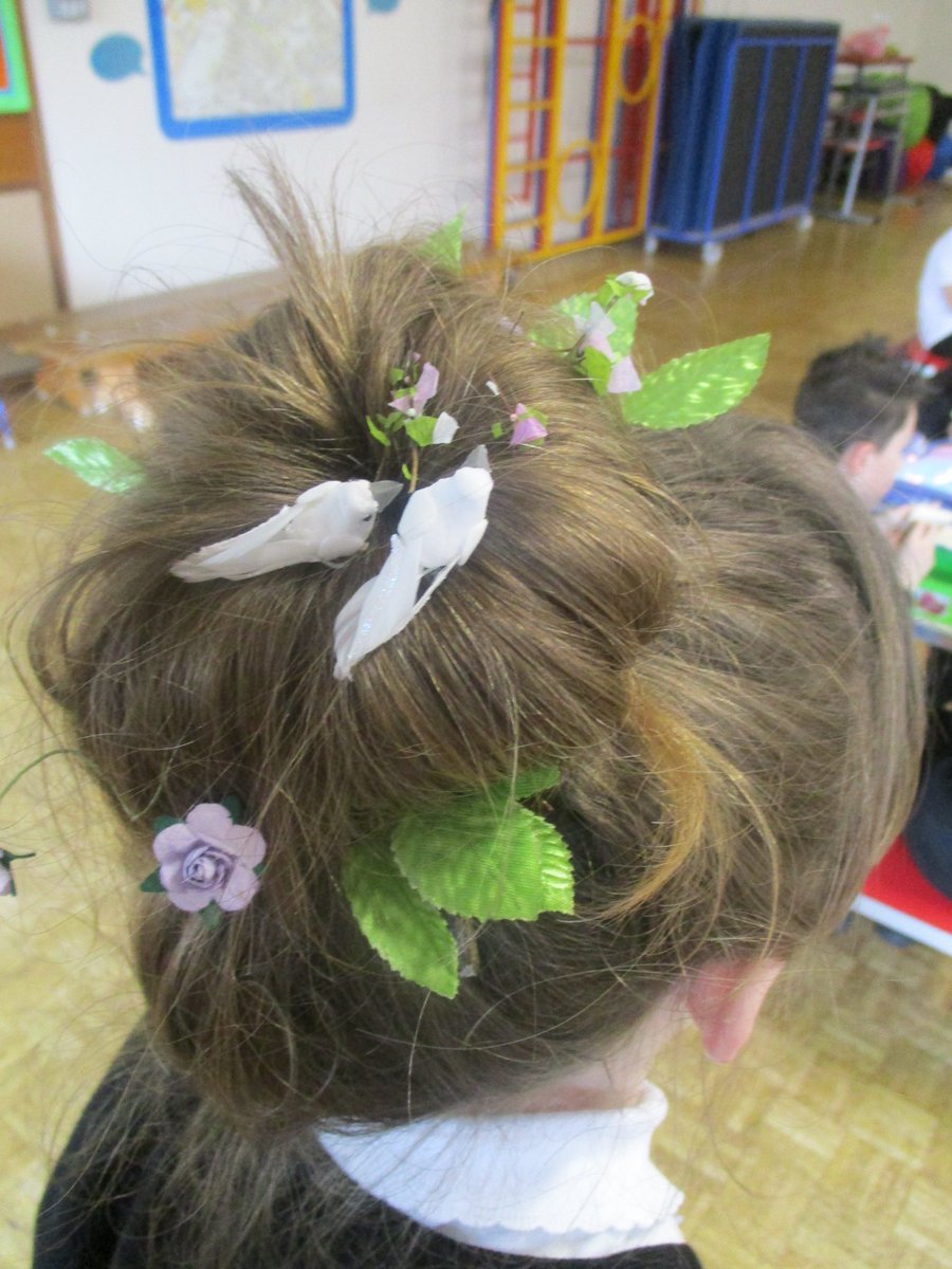 ColebrookJunior's tweet photo. #YoungCarersAwarenessDay @CarersTrust On Friday, we celebrated our Young Carers.  We had a great assembly that highlighted the impact that being a Young Carer can have.  We came to school with wacky hairstyles or hats to raise money. The creativity was remarkable! https://t.co/fbwIT9qUdh