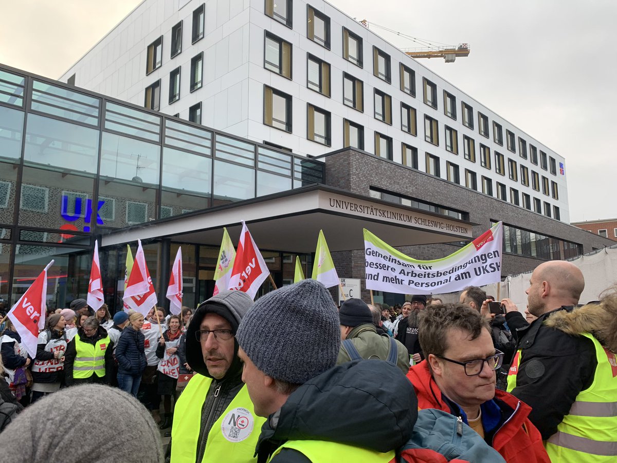 hoopdreams0380's tweet image. Wir sind viele im #Streik beim #UKSH für einen Tarifvertrag #Entlastung @verdi_nord @_verdi