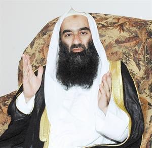 فضيلة الشيخ الدكتور:
حمد بن إبراهيم العثمان
ولد عام ١٣٨٤ هـ
عالمٌ فاضل، ومرابطٌ مناضل.
لازم شيخنا ابن عثيمين خمس سنين، وأخذ عن آخرين.
مشتغلٌ بالتدريس برسوخ وحسن سمت، ولين جانب.
وله مصنفات عدة تتميز بالتحقيق والفوائد العلمية.
التقيت به غير مرة.
#أدركوهم_قبل_الرحيل
#تسمع_به_ولم_تره