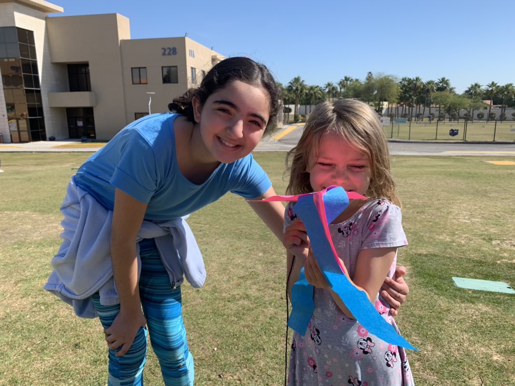 Jonathanpdupont's tweet image. Fifth grade with the K4 buddies flying kites. #DHAPR1DE