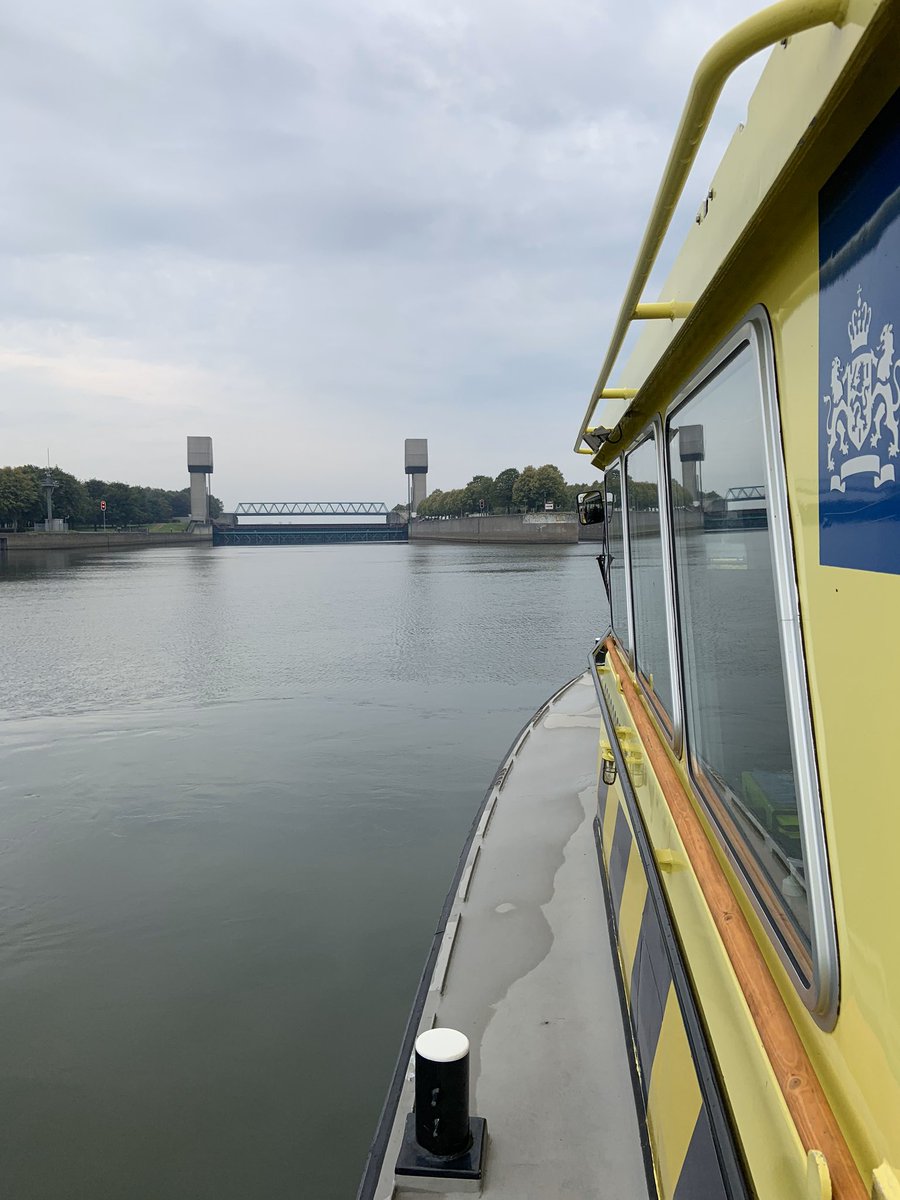 #Hoogwater 1995, evacuaties, een bijna ramp. Vandaag 25 jaar later testen we de #stuw Ravenswaaij, die Tiel en omgeving beschermd tegen het water vanaf de Lek. <a href="/Rijkswaterstaat/">Rijkswaterstaat</a> werkt samen met provincies, gemeentes en waterschappen dag en nacht aan veilige dijken.