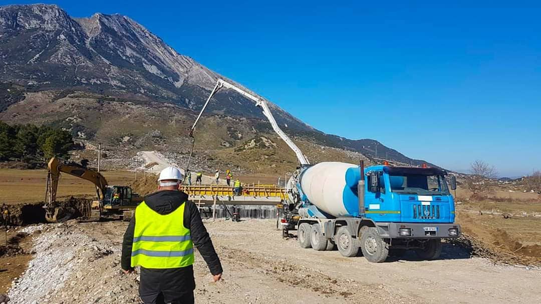 DGjiknuri's tweet photo. 🛣🏡 Nga punimet për rikonstruksionin e rrugës së Lumit të Vlorës
✅ Po punohet me vazhdimin e hedhjes së nënbazës në disa segmente e me gërmime e lidhje hekuri për disa nga veprat e artit
✅ Ndryshimet e para të një infrastrukture të përmirësuar kanë filluar të vihen re
#FSHZH https://t.co/6OECcDO8Zc