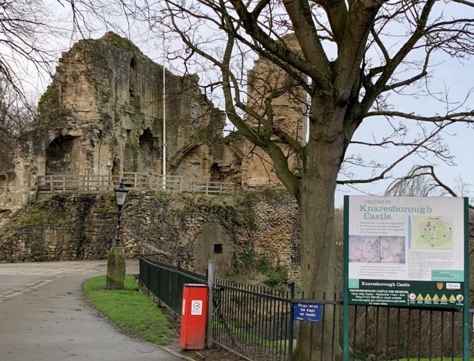 CompartmentFire's tweet photo. A pleasant start to a new month and a new week at Knaresborough 🏰 #springisintheair https://t.co/nv4r8HbCDW