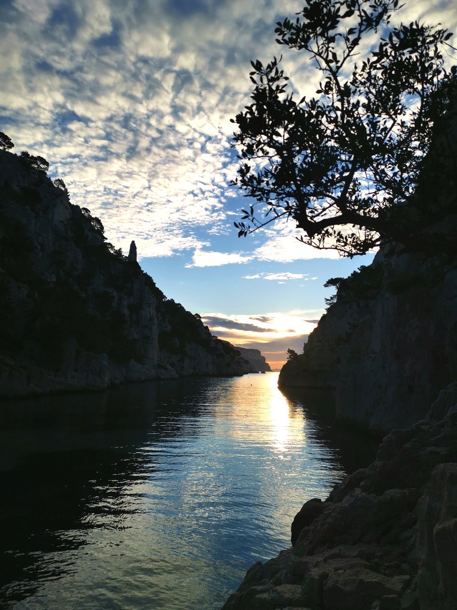 lionel_duval's tweet photo. Lever de soleil à En-Vau... #calanques #parcnationaldescalanques #marseille #EnVau #sunrise https://t.co/mY82Xh5k9s