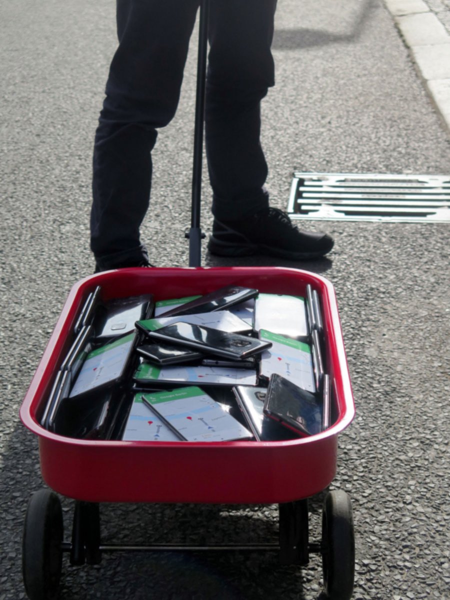 wflorizoone's tweet image. How to generate a virtual traffic jam in Google Maps? Transport 99 second hand smartphones in a handcart. @simon_deliver simonweckert.com/googlemapshack…