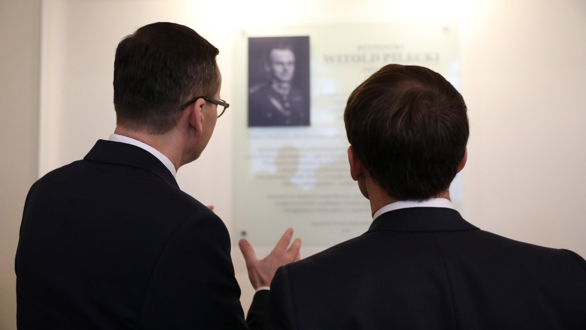 Premier opowiada prezydentowi Francji o Rotmistrzu Pileckim.