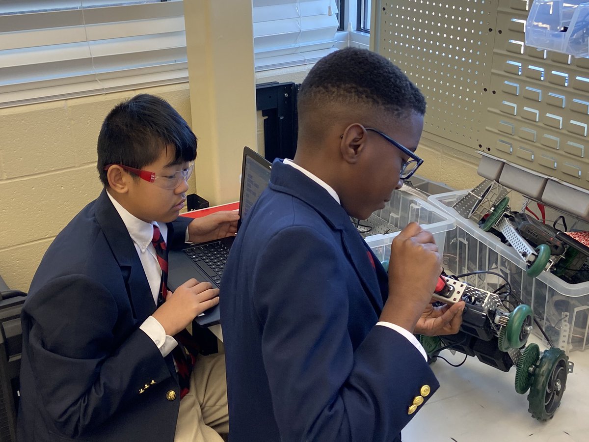 MakkerSpace's tweet photo. My students are working hard on their VEX Dragster design this morning!! #woodwardsteam #robotics #woodwardway #middleschool https://t.co/OFG5JxLMxT