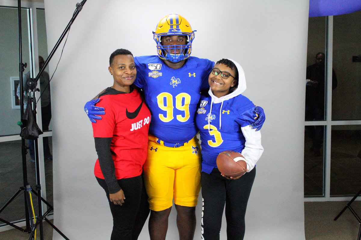 99LeLee's tweet photo. COMMITTED 💛💙 https://t.co/DisPQoDB0v