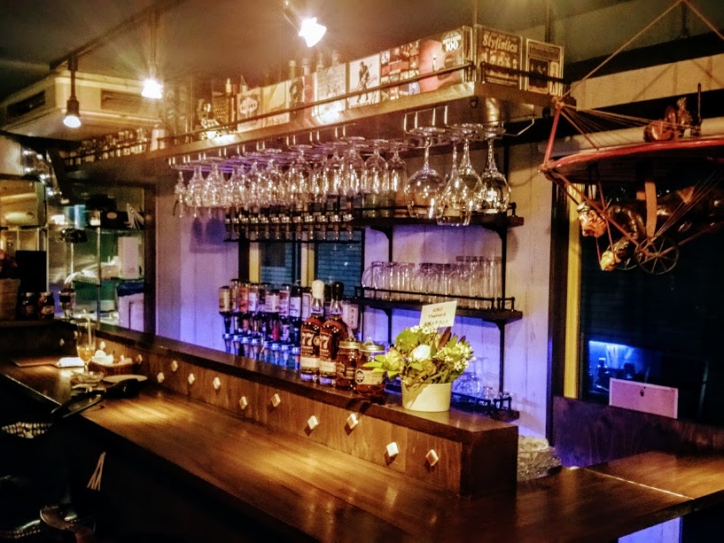 自由が丘 Net 深夜3時まで飲める奥沢徒歩1分の 77saloon アンティークに飾られたオールドアメリカンスタイルの小さな酒場 女性やお一人様 お子様連れも歓迎 気軽にふらりと立ち寄れる ノーチャージでカフェもご飯もお酒も音楽も楽しめます T