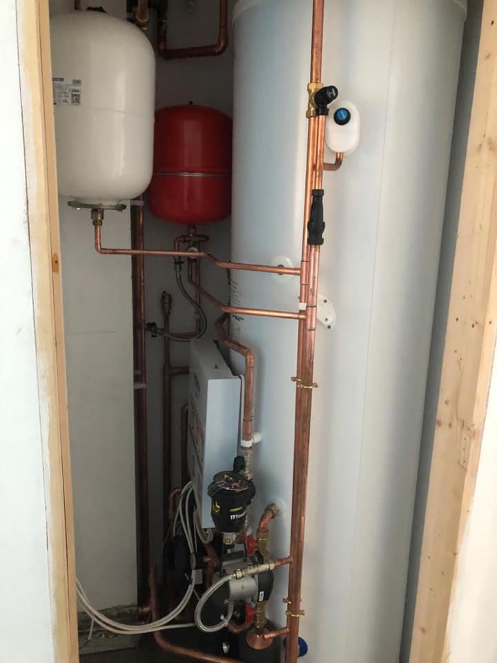 Another installation of a 14 kW Mitsubishi air source heat pump paired with a 300 litre pre-plumb cylinder. #ASHP
#airsource #heatpump #renewable #energy #MCS #RHI