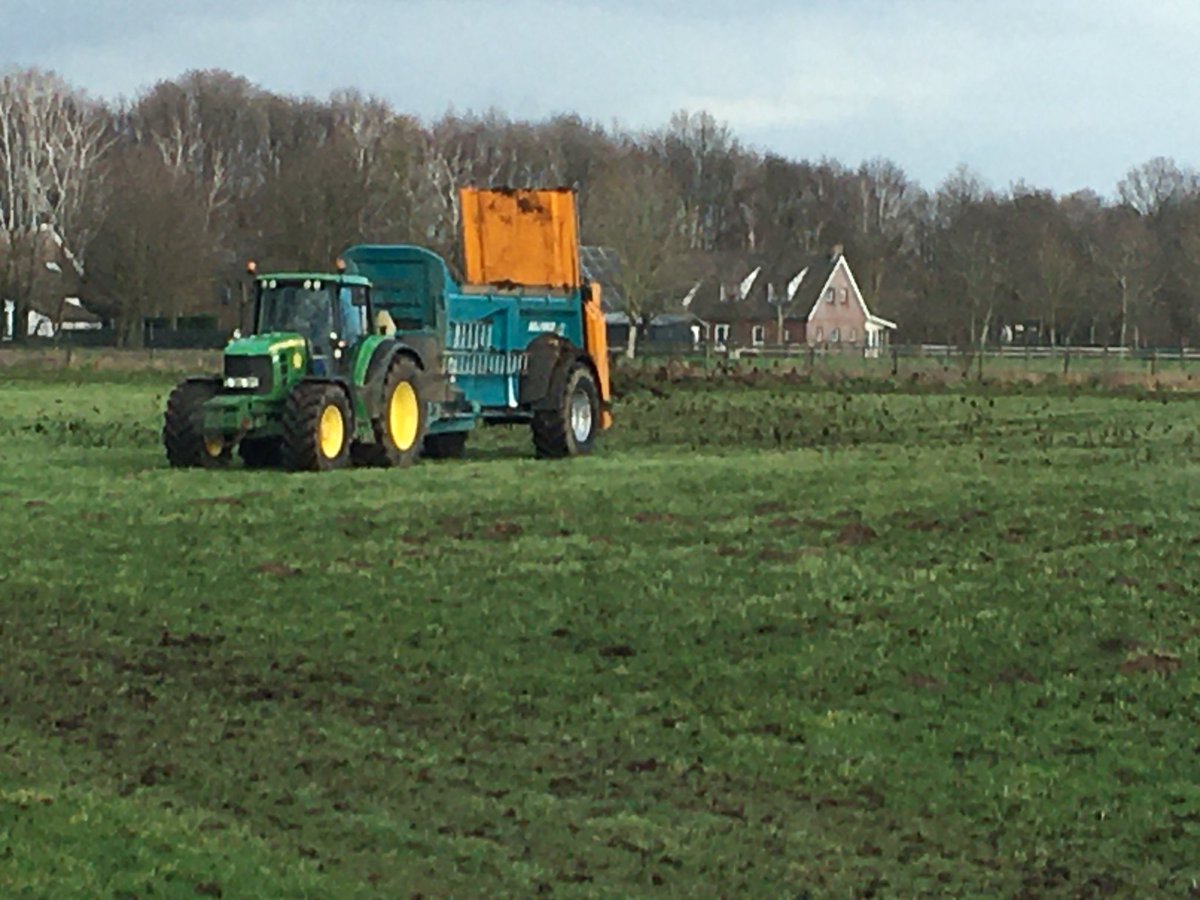 M_krekels's tweet photo. Ook wij zijn weer bezig om het grasland van de juiste voeding te voorzien #geitenmest #goedevoeding #melkgeiten #voorbereidingvoorgoedvoer https://t.co/OZ98FXhHlR