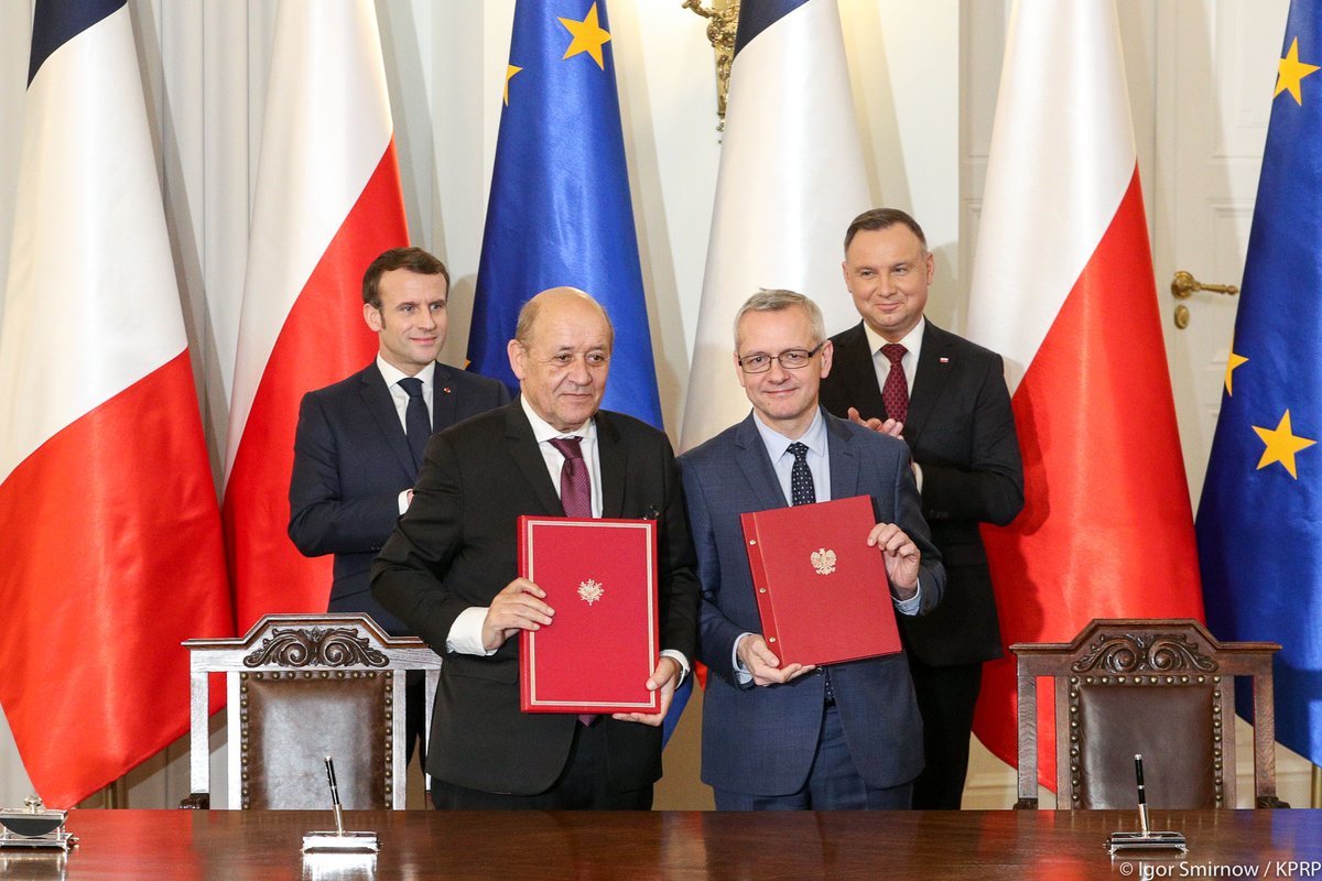 Moment podpisania deklaracji - przy stole (po lewej) minister Minister Europy i Spraw Zagranicznych Francji Jean-Yves Le Drian, (po prawej) Minister cyfryzacji Polski Marek Zagórski. Za nimi stoją: (po lewej ) Prezydent Francji Emmanuel Macron, (po prawej) Prezydent RP Andrzej Duda fot. Igor Smirnow / KPRP