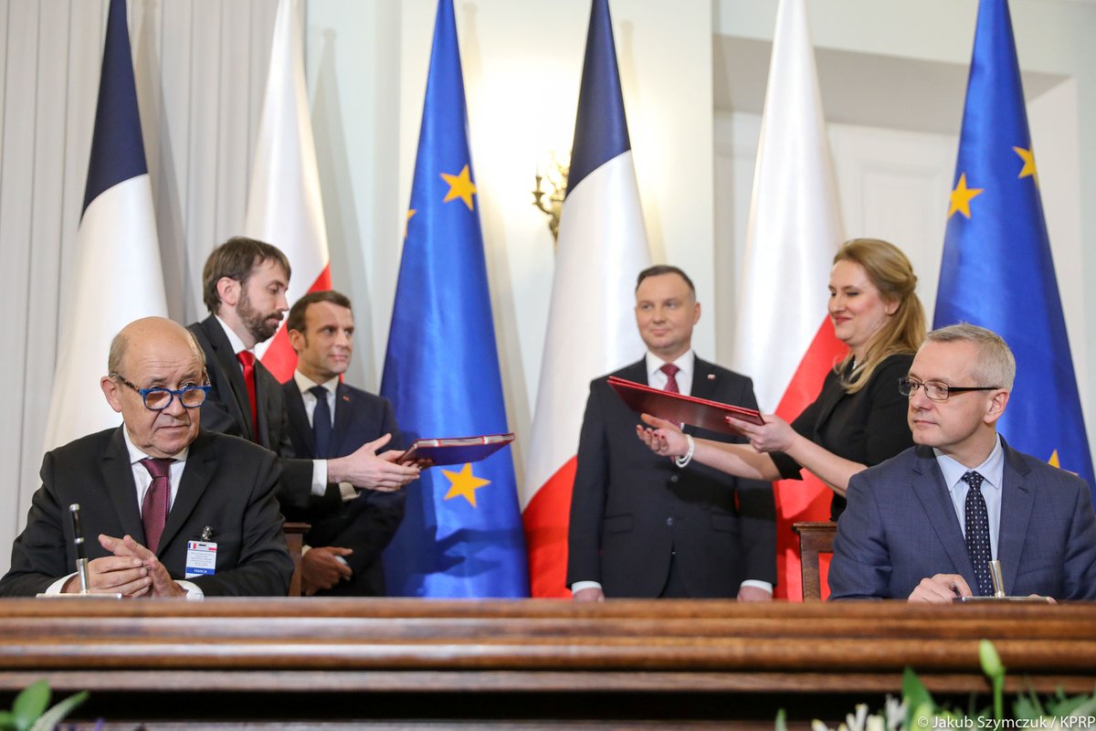 Moment podpisania deklaracji - przy stole (po lewej) minister Minister Europy i Spraw Zagranicznych Francji Jean-Yves Le Drian, (po prawej) Minister cyfryzacji Polski Marek Zagórski. Za nimi stoją: (po lewej ) Prezydent Francji Emmanuel Macron, (po prawej) Prezydent RP Andrzej Duda fot. Igor Smirnow / KPRP