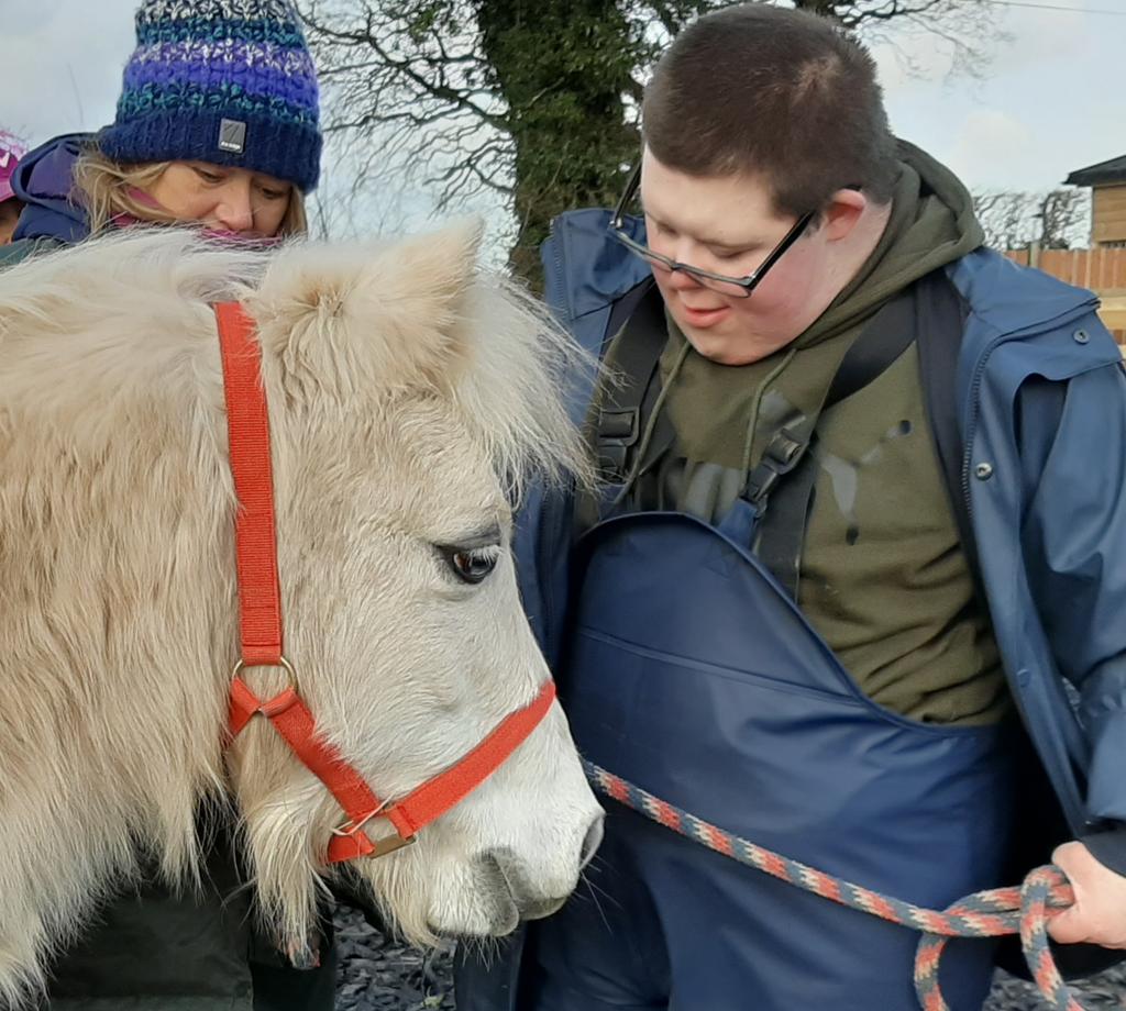 ponypowertrust's tweet photo. A human therapist will practice using Empathic responses to make us feel understood. The horse doesn't need to practice. #comesnaturally #equinetherapy #feelunderstood @aponyhour https://t.co/N1AAYpKz55