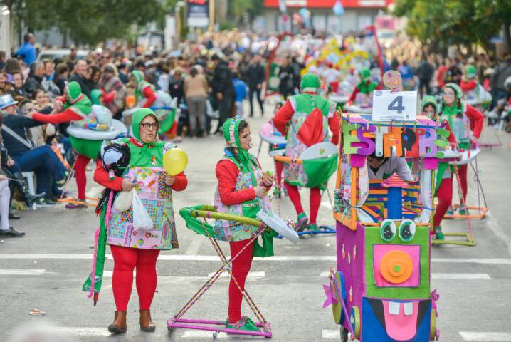 T_CarnavalBlog's tweet photo. Varios miembros de diferentes Grupos Menores, manifiestan su malestar tras ser olvidados completamente una vez más al no contar con una representante de esta modalidad como cuarta Pregonera. #TodoCarnaval #PorUnCarnavalJusto #GruposMenores #Carnaval2020 https://t.co/SIK1EIS0xZ