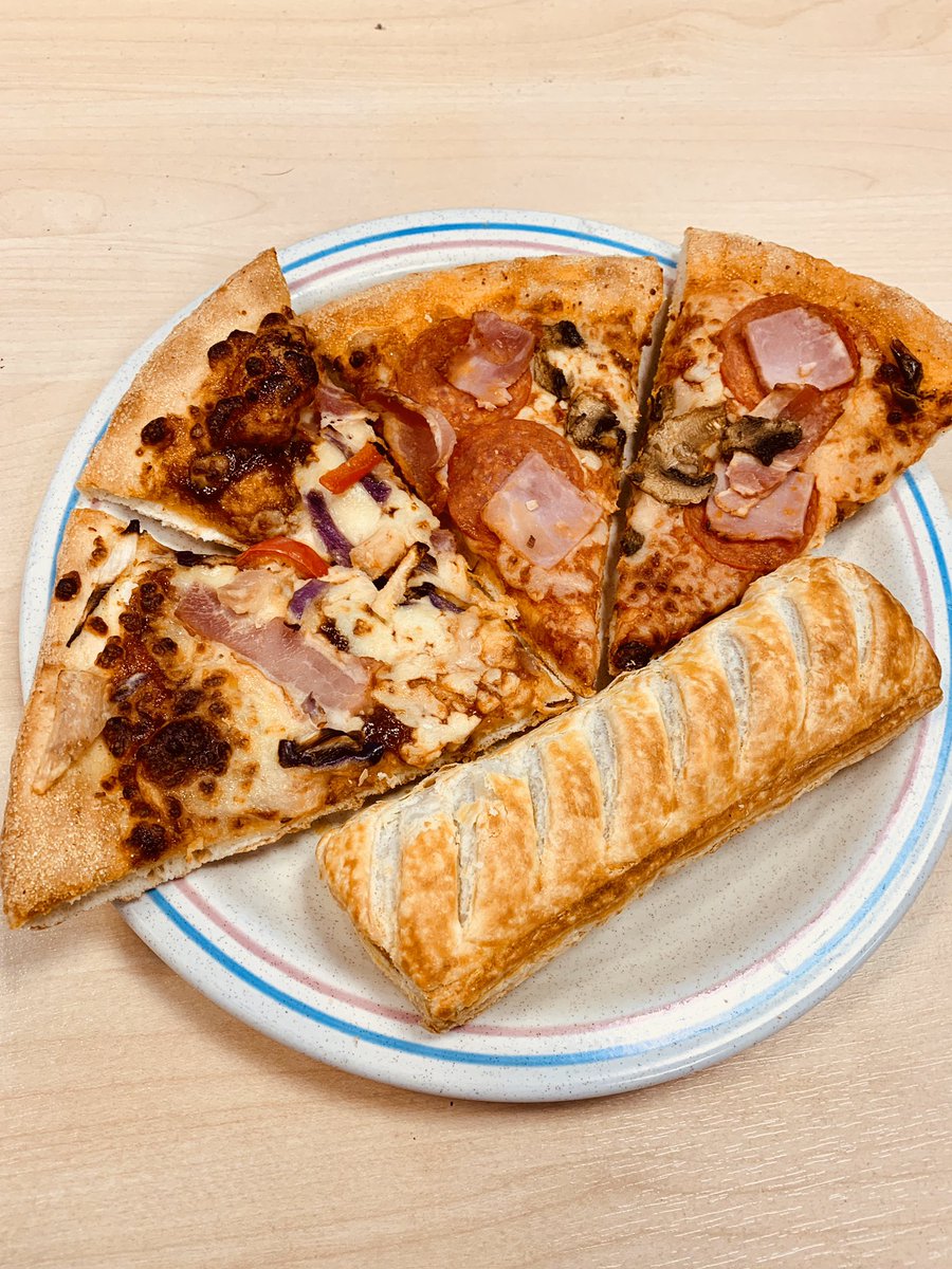 ThingsWeEat_'s tweet photo. Pizza from @dominos ✅ 
Sausage roll from @GreggsOfficial ✅ 

Who else loves to mix &amp; match? 

#pizza #sausagerolls #meat #MeatFreeMonday https://t.co/LHAMUEU1Pa