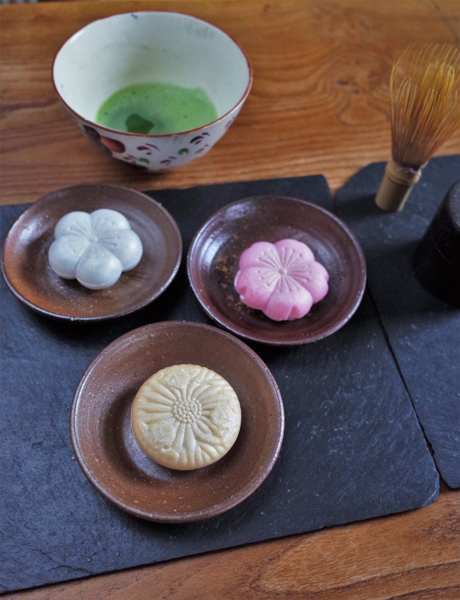 athicoilye's tweet image. とらやさんの最中「弥栄」「御代の春」でお茶。新刊祝いゆうつもりもなかったんやけど、そういう感じになってくれはった。お茶碗はヴィクトリア朝後期 #gaudywelsh の #oysterpattern 。備前の火襷皿は大吉村の #泥牛 村長さん。