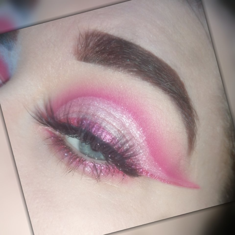 Thought I'd start a Instagram based on my make up 🙈 I'm a beginner at make up! Started in July 2019 and this is one of my decents ♥️ will update with a post of my first make up look to my last 🧡 #makeuplover #makeupideas #makeupaddict #makeupbeginner #mua #makeup #HelloKitty ♥️