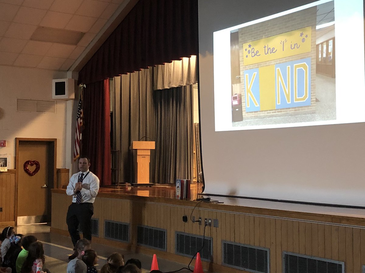 tgonzalezread's tweet photo. We r the “I” in KIND @RJLMassapequa @DrYannucci @RJPalacio inspiring Ss thru story.  #msdlibraries it takes a #wonder ful principal to inspire w/ a school wide read aloud!  THANK U! https://t.co/bezw09YLbq