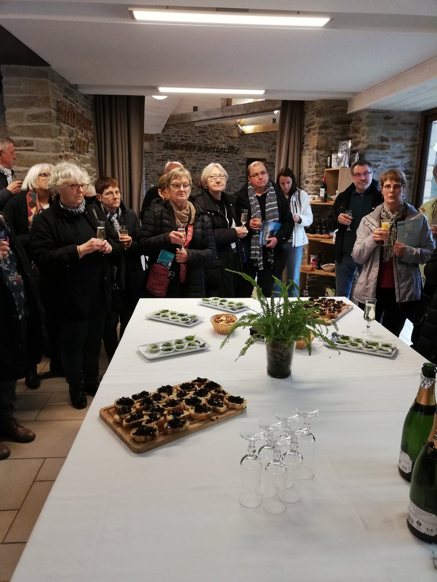 BzhAlgaeSchool's tweet photo. L'UTL de Locminé en visite ce jour à la School pour une demi journée découverte sur le thème de la valorisation des algues marines locales : une filière de la mer à l'assiette. 
#mercilesalgues #olmix https://t.co/YAb8itiqdY